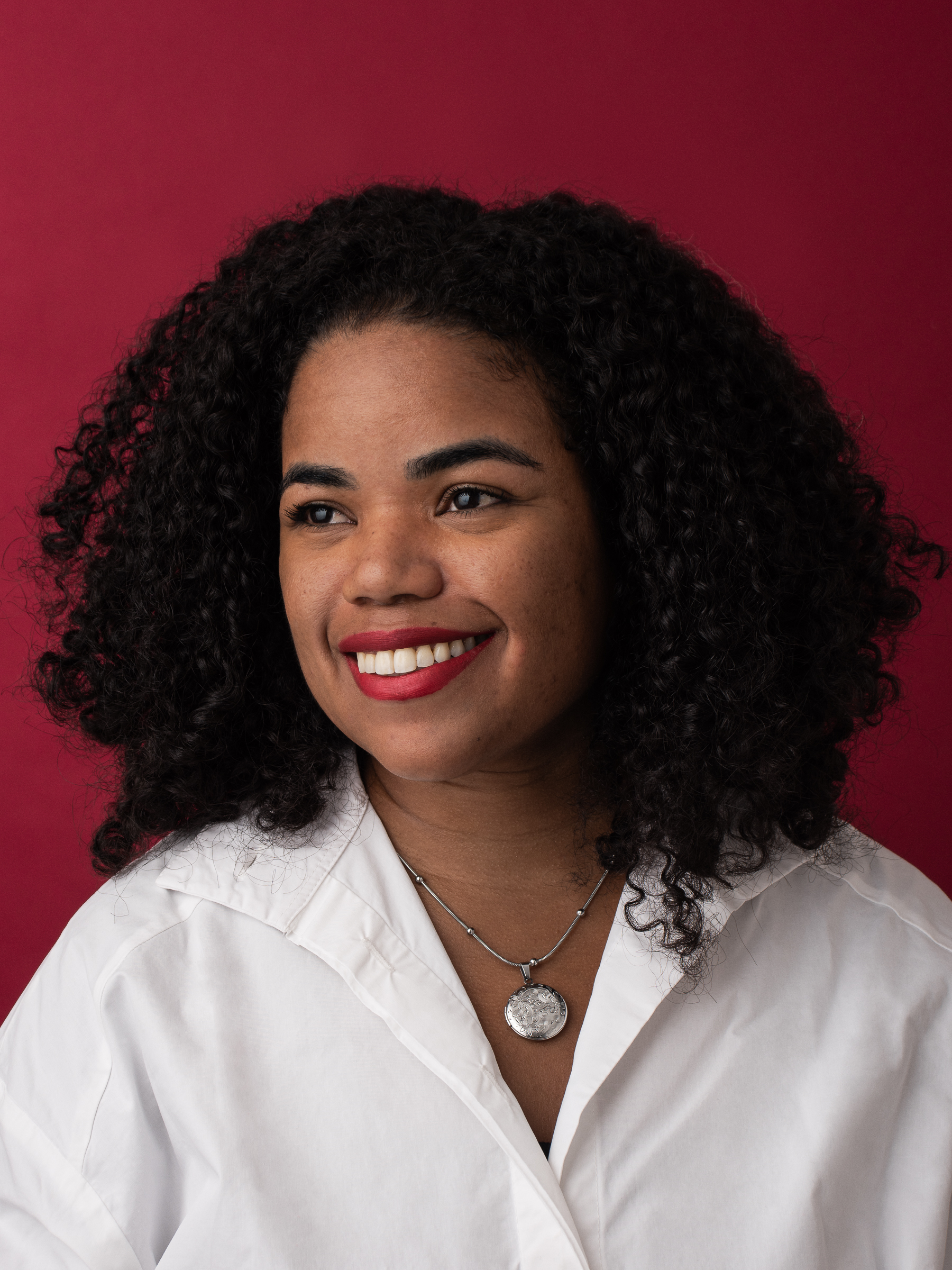 Priscila Regis sorrindo